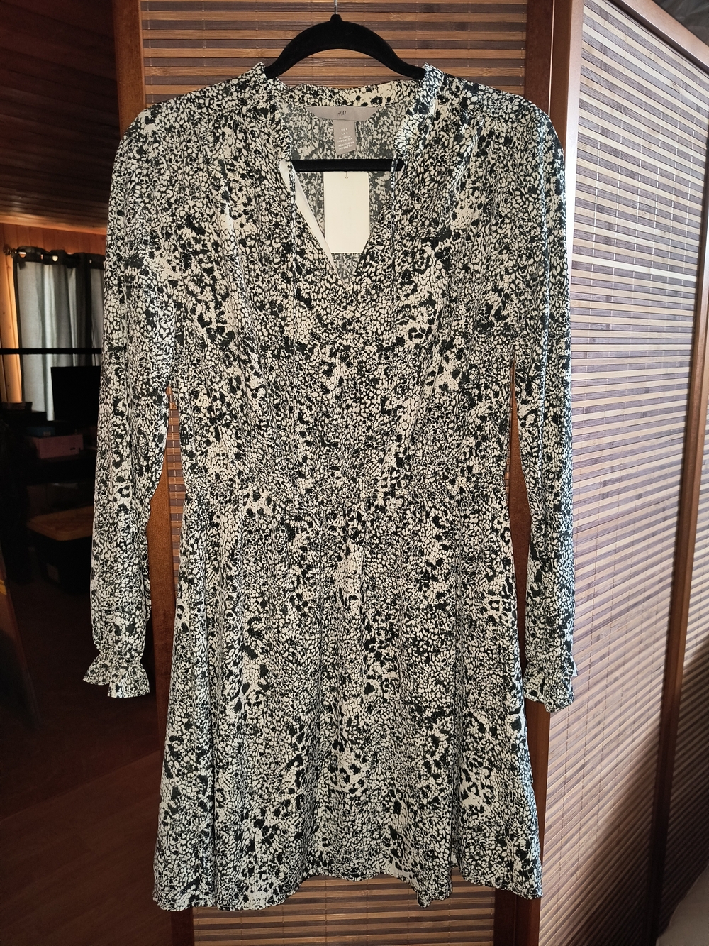H&M Black and White Long-Sleeve V-Neck Patterned Dress